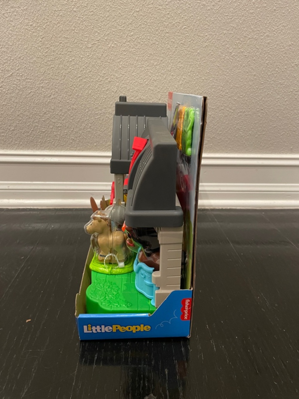 Fisher-Price Little People Friendly Horses Stable - Picture 5 of 13